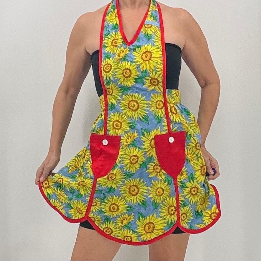 Disney Official Worldwide Service Cast Member Sunflower Floral Garden Apron
